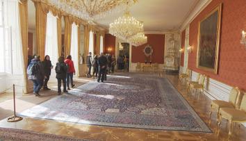 Pražský hrad se otevřel lidem. Davy dokonce vítal sám prezidentský pár