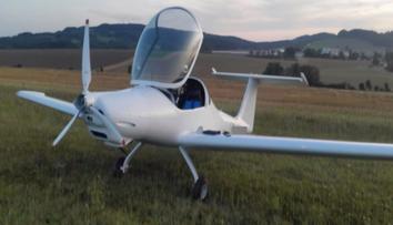 Pilot chtěl uvolnit místo druhému letadlu. Narazilo přímo do něj