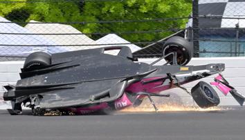 Děsivá nehoda v IndyCar. Utržené kolo vyletělo z dráhy mezi tribuny s diváky