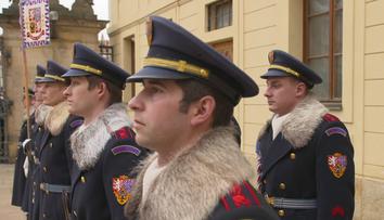 Dědeček s vnoučkem rozesmáli Hradní stráž. Vojáky pobavil vtip o klimatizaci