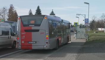 Řidič autobusu dětem netiskne lístky. Když na ně přijde revizor, mají problémy