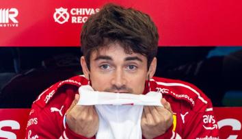Leclerc v prvním tréninku skončil ve zdi. Nejrychlejší byl Verstappen, pak Russell