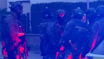 Muž se v Praze zabarikádoval v bytě a vyhrožoval zbraní. Zasahovala policie