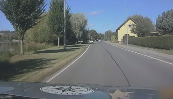 Auto u Lanškrouna ujíždělo policii stopadesátkou. Stále se neví, kdo vůz řídil