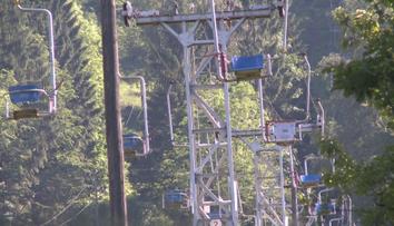 Paraglidista na horách spadl do elektrického vedení, zastavil lanovku plnou lidí