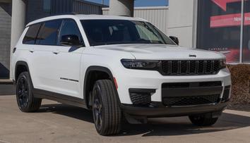 Jeep musí zkontrolovat statisíce aut, může se jim uvolnit odpružení kol