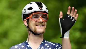 Romantika v Paříži. Cyklista po dojezdu slavné Tour požádal přítelkyni o ruku