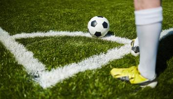 To byl trapas. Fotbalista močil přímo na hřišti, vyfasoval za to červenou
