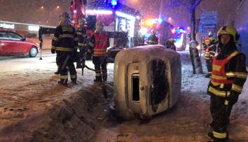 V Praze srazilo auto dvě ženy. Skončilo o kus dál v příkopě
