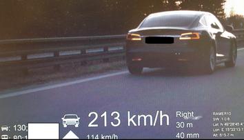 Řidič tesly se hnal po dálnici 213 km/h. Zřejmě přijde o řidičák