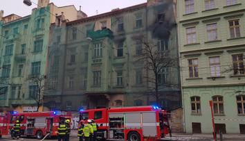V centru Prahy hořel dům. Zásah hasičů blokoval provoz tramvají