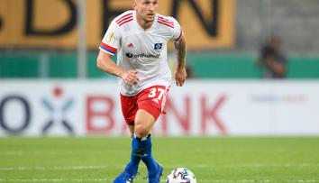 Výbuch emocí! Obránce Hamburku napadl fanouška na tribuně