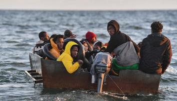U pobřeží Tuniska v neděli utonulo 29 migrantů ze subsaharské Afriky