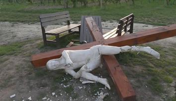 Vandal zničil kontroverzní kříž. Ježíš na něm seděl a popíjel víno