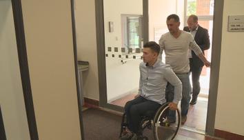 Na výletě spadl na chlapce náhrobek. Dostane skoro 9 milionů