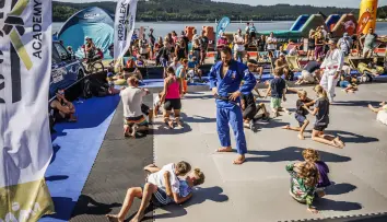 Krpálek na Lipně vyučoval judo. Neumannovou hodil na zem, ukázal základní chvat
