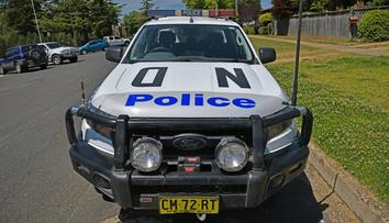 Australští policisté šli na 95letou seniorku s taserem, je v kómatu