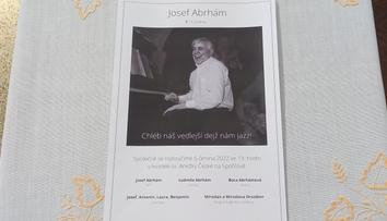 Přípravy na Abrhámův pohřeb. Zveřejnili parte, zdobí kostelík