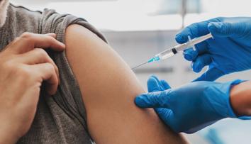 Úmrtí kvůli očkování proti covidu: Pozůstalí mají nárok na náhradu duševních útrap