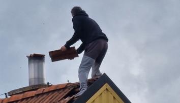VIDEO: Agresivní muž řádil na střeše. Zásahovka nahoru nemusela, uklouzl a spadl