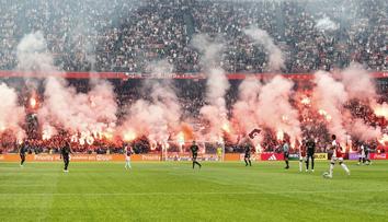 Šlágr v Nizozemsku předčasně ukončen. Fanoušci Ajaxu rozpoutali na hřišti peklo
