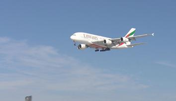 V Česku přistálo letadlo Emirates z Dubaje. Na palubě byly stovky Čechů