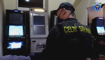 Tajná herna jako z filmu! Policie ji našla v baru za falešnou zdí!