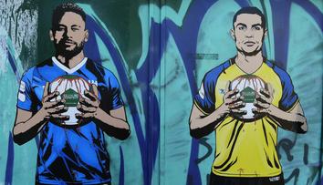 Umělec nakreslil na San Siro krvavého Ronalda i Neymara. Jeho dílo odstranili