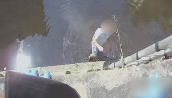 Cyklista skončil po nehodě v řece. Z vody ho museli vytáhnout hasiči