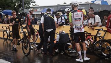 Neklidná etapa. Van Aert málem skončil pod autem, Bittner v hromadném pádu