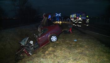 Tragédie u Čáslavi. Auto narazilo z boku do vlaku. Řidič nepřežil