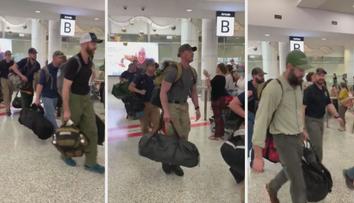 Hasiči z USA vyrazili Austrálii na pomoc. Na letišti je přivítal potlesk!