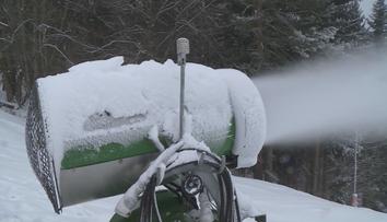 Vysoké teploty jsou pohromou pro skiareály. Za umělý sníh utratily statisíce