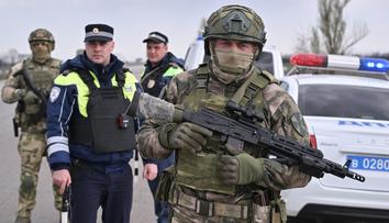 Rusko je v šoku. Nikdo nechápe, jak se obyčejné dívce podařilo zabít důležitého velitele