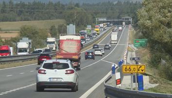 Dvě nehody blokují provoz na dálnicích. Doprava vázne na D1 i D10