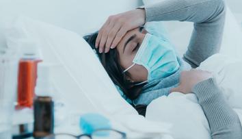 Alarmující zjištění o covidu. Začal se chovat jako jiné vážné choroby