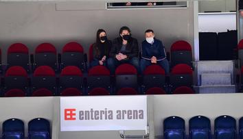 Hokejoví fanoušci zuří! Jágr byl s přítelkyní i přes zákaz v hledišti!