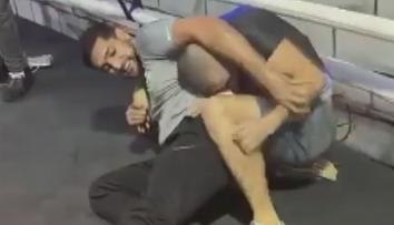 Šampion boxu vyzkoušel MMA. Za pár vteřin prosil o milost