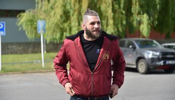 Velký den Jiřího Procházky. Po oznámení soupeře ukázal diplom z promoce