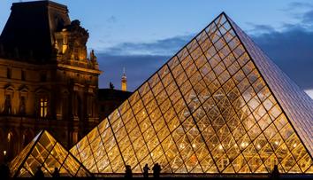 Další rána pro Louvre. Masivní únik vody poškodil egyptské sbírky