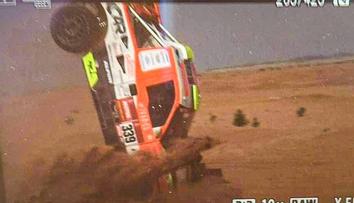 VIDEO: Jak Kolomý ukončil v saltech Dakar dřív, než rally začala