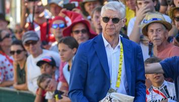 Velká pocta pro legendárního trenéra. Arsenal mu postavil sochu