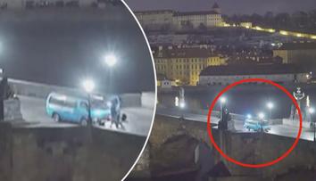 Karlův most blokují auta. Protest proti vládě má mít na svědomí youtuber