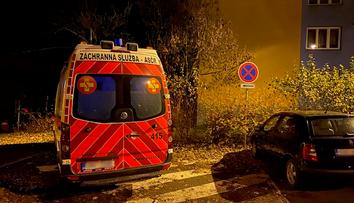Záchranka stála celou noc na zákazu. Řidič naštval místní, dostal pokutu!