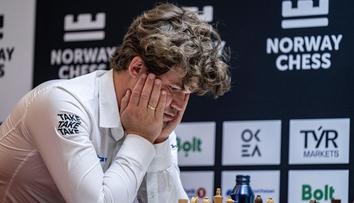 Šachovému géniovi ruply nervy. Po prohře vztekle třísknul do stolu
