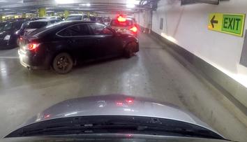 Horor v nákupních centrech. Jak dlouho trvá vyjet z garáží? VIDEO