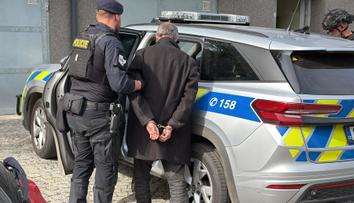 Opilý muž střílel z okna na pražském Žižkově. Policie ho zadržela