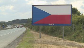 Billboardy měly zmizet skoro před půl rokem, velká část pořád stojí