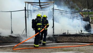 Policie vyšetřila požár stáje v Praze. Může za něj 30letý muž, tvrdí
