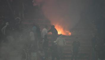 Peklo na stadionu: Protest fanoušků, hořící tribuna a konec po dvou minutách